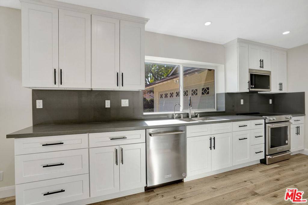Woodland Hills, CA 91367,23153 Gonzales DR