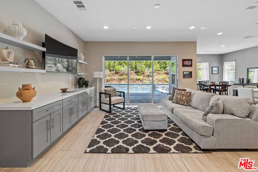 Santa Clarita, CA 91350,18113 Tableau WAY