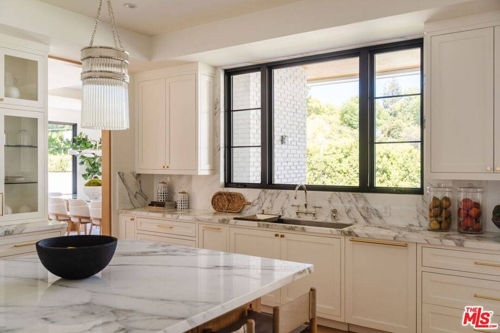 Los Angeles, CA 90049,13164 Boca De Canon LN