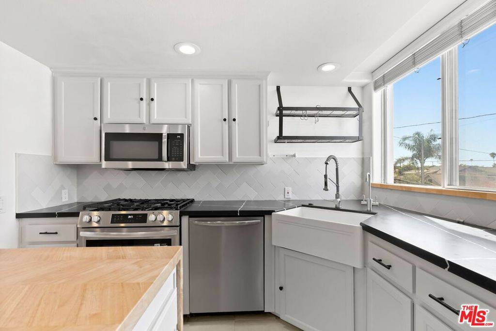 Los Angeles, CA 90066,3854 Beethoven ST #2