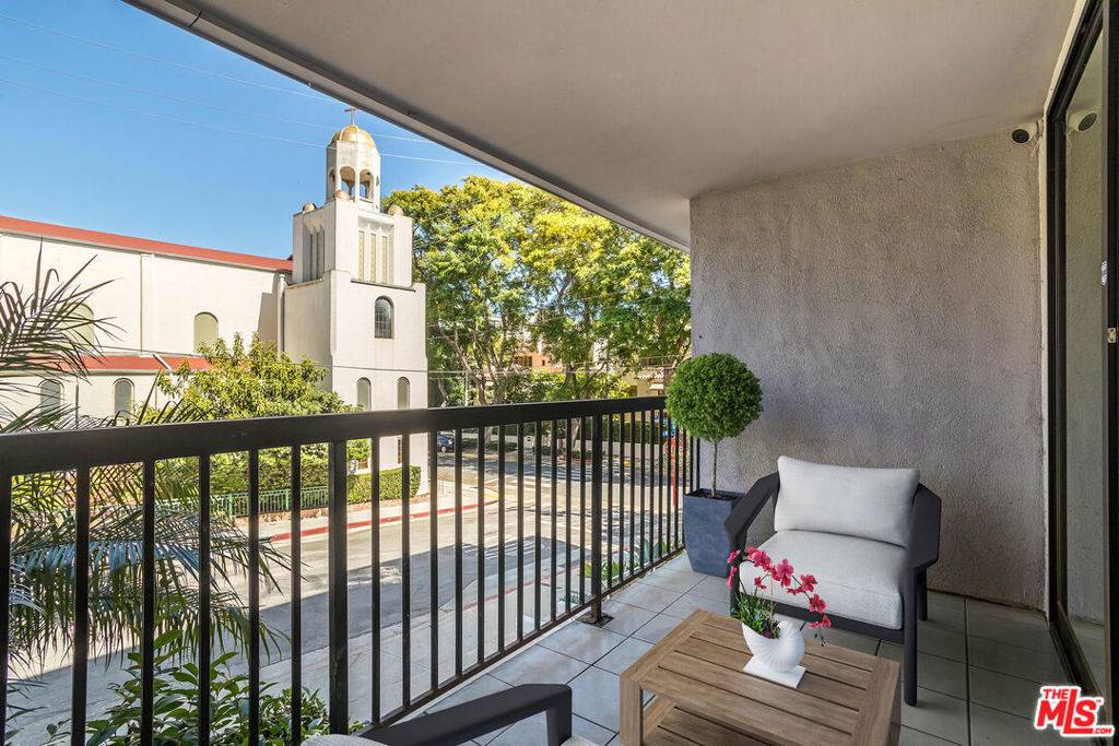 West Hollywood, CA 90069,906 N Doheny DR #219