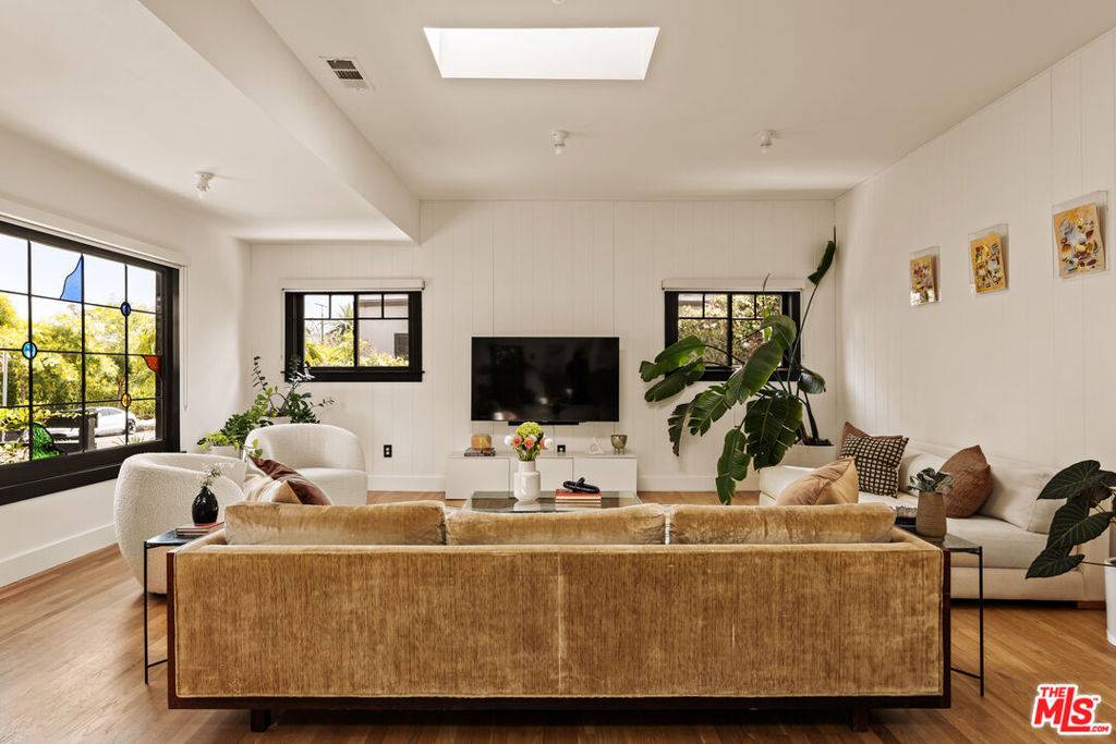 Los Angeles, CA 90036,623 N Sierra Bonita AVE