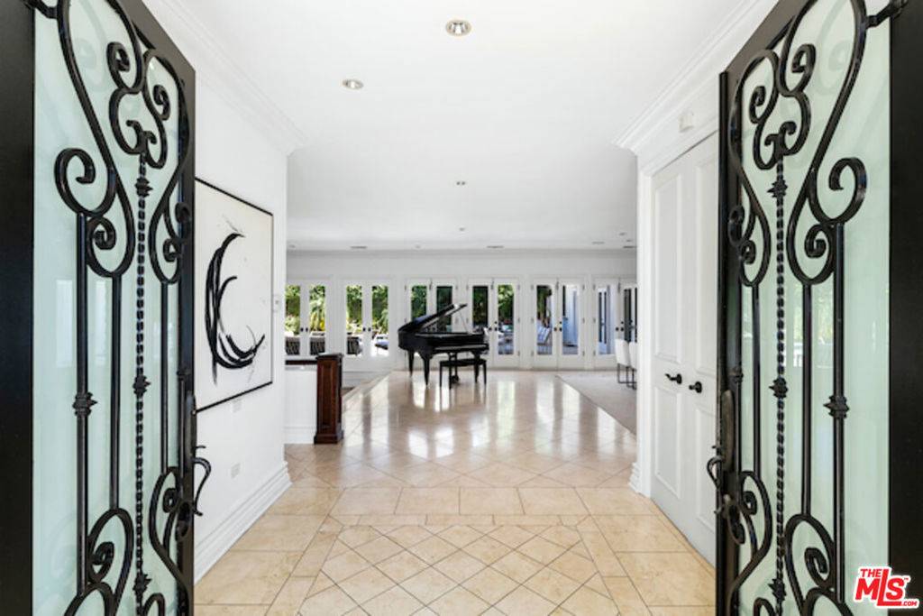 Beverly Hills, CA 90210,716 N Beverly DR