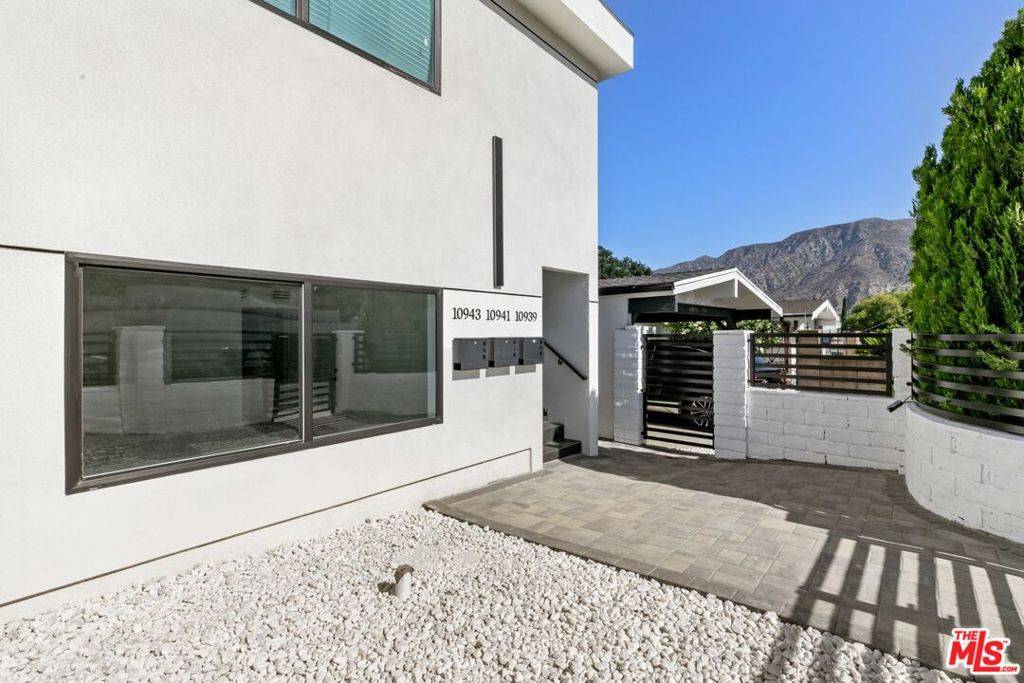 Tujunga, CA 91042,10939 Christine WAY