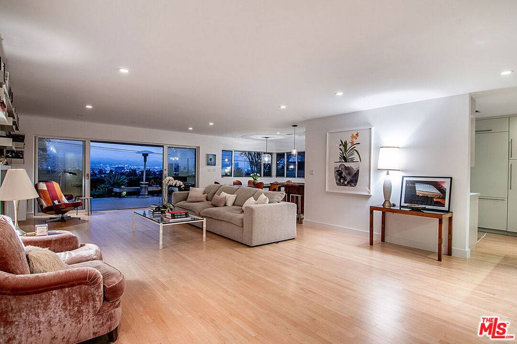 Los Angeles, CA 90034,9353 Duxbury RD