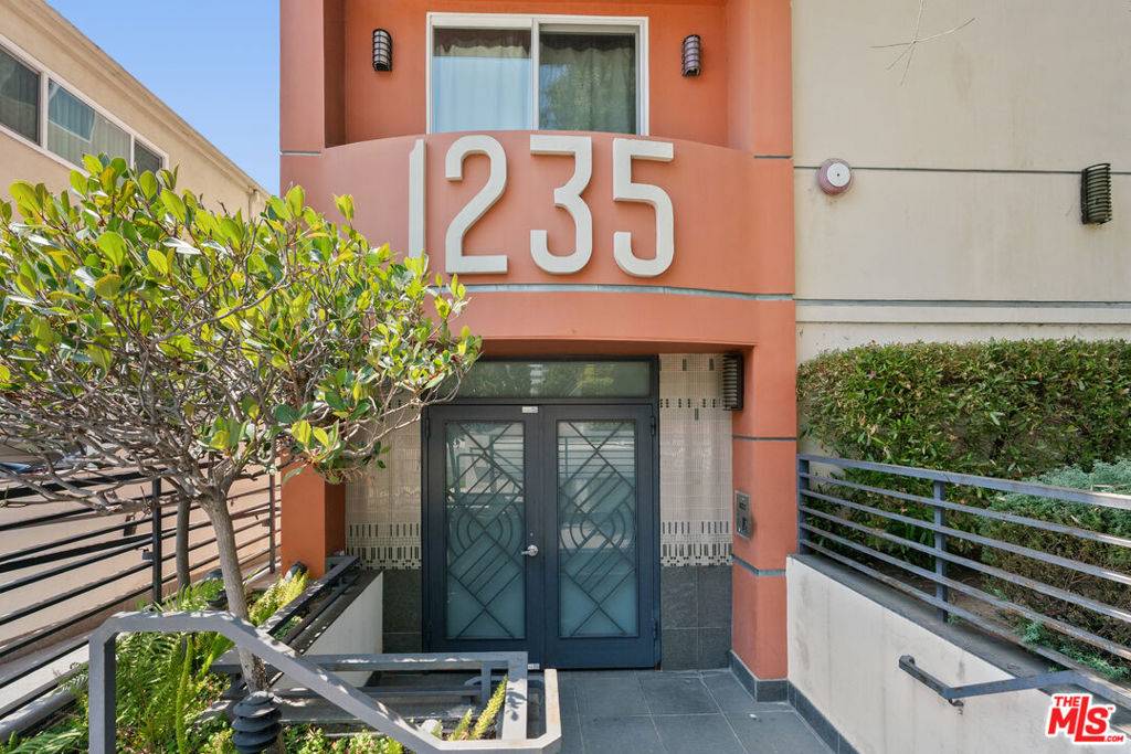 Los Angeles, CA 90025,1235 Granville AVE #102