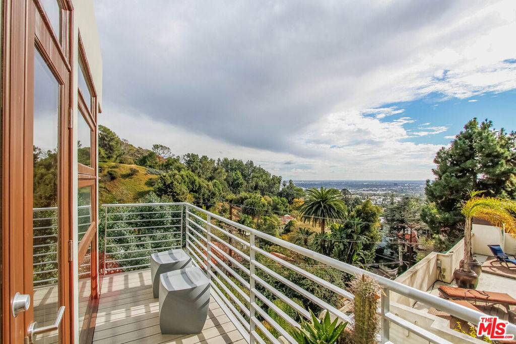 Los Angeles, CA 90046,1929 N CURSON PL