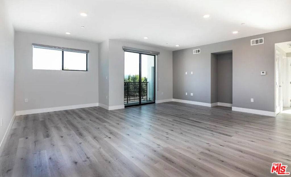 Van Nuys, CA 91411,14612 Calvert ST #205