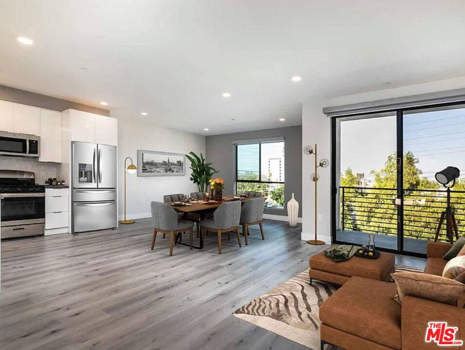 Van Nuys, CA 91411,14612 Calvert ST #205