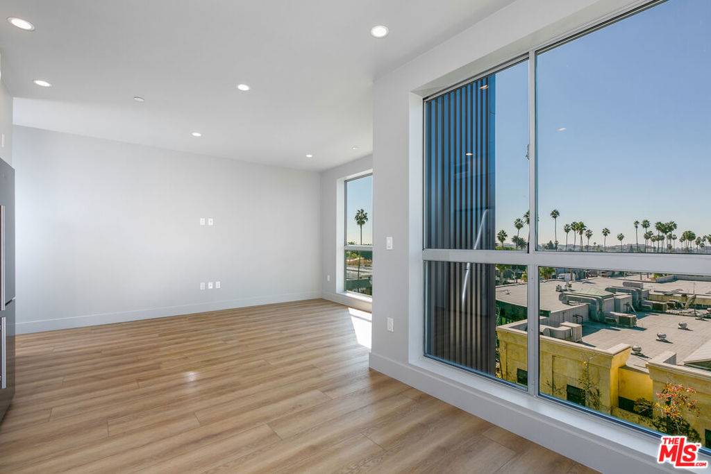 Los Angeles, CA 90025,12431 Rochester AVE #306