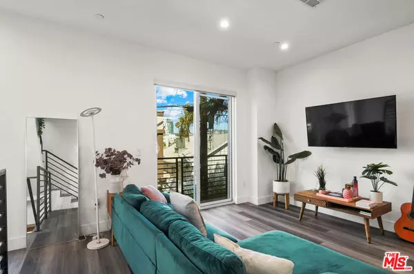 Los Angeles, CA 90038,1255 N Gower ST #3/4