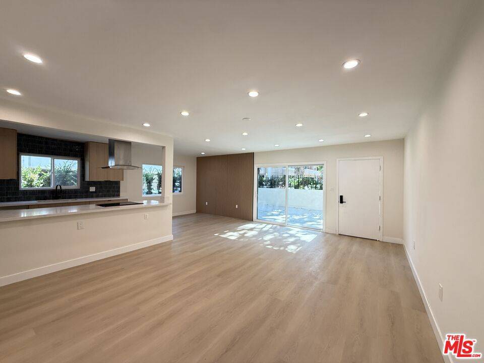 Los Angeles, CA 90048,322 S Swall DR #1