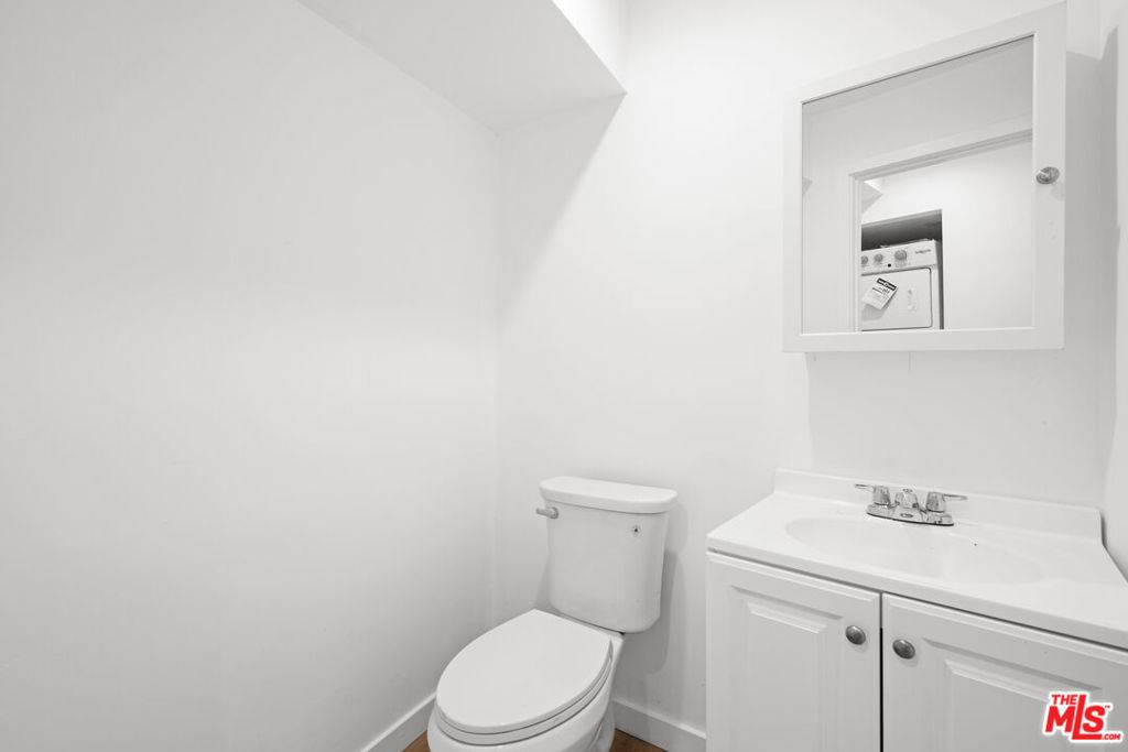 Los Angeles, CA 90024,1417 Crestview CT
