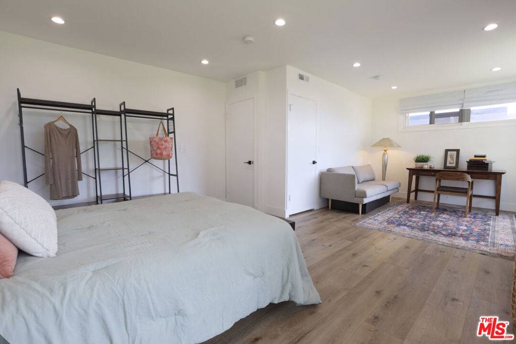 Van Nuys, CA 91406,7058 Petit AVE