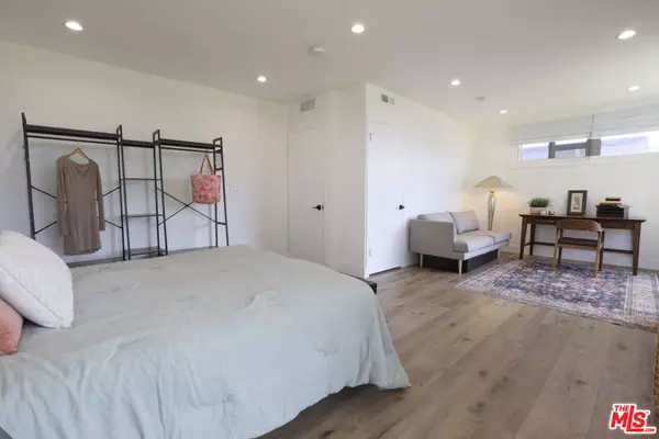 Van Nuys, CA 91406,7058 Petit AVE