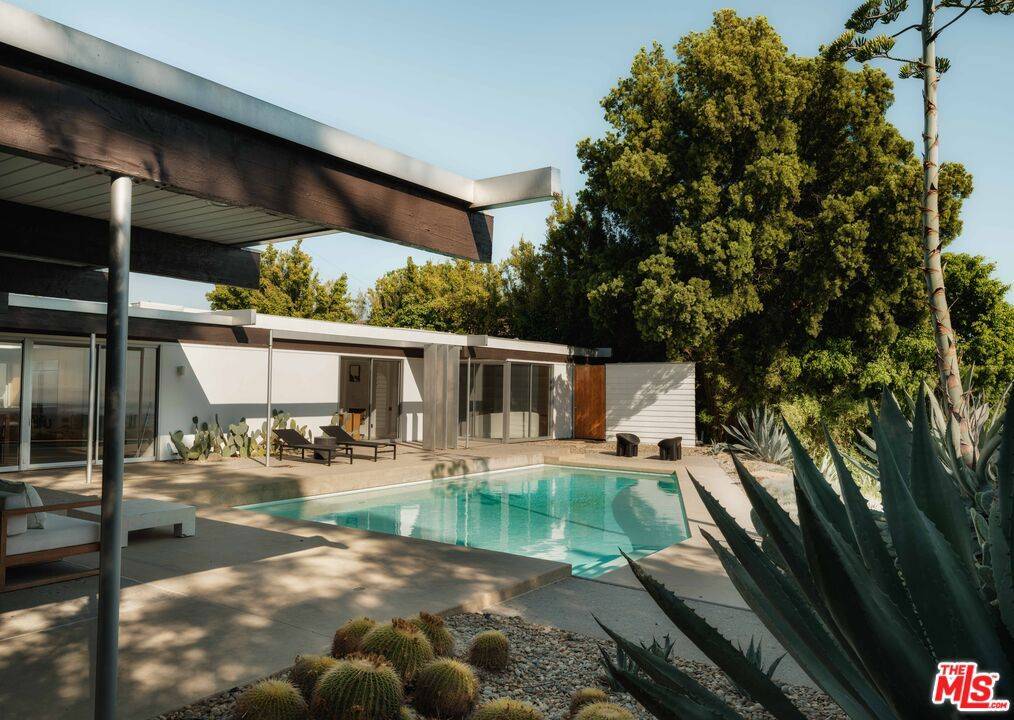 Beverly Hills, CA 90210,1705 Summitridge DR