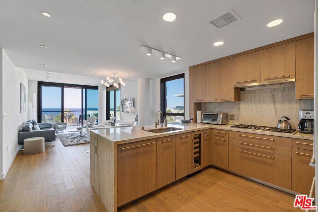 Santa Monica, CA 90401,1755 Ocean Avenue #810