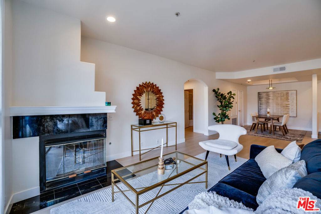 10824 Bloomfield ST #208, Toluca Lake, CA 91602