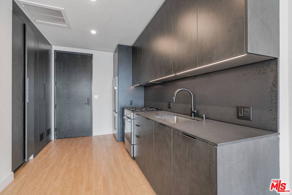 Los Angeles, CA 90034,3688 Overland AVE #722