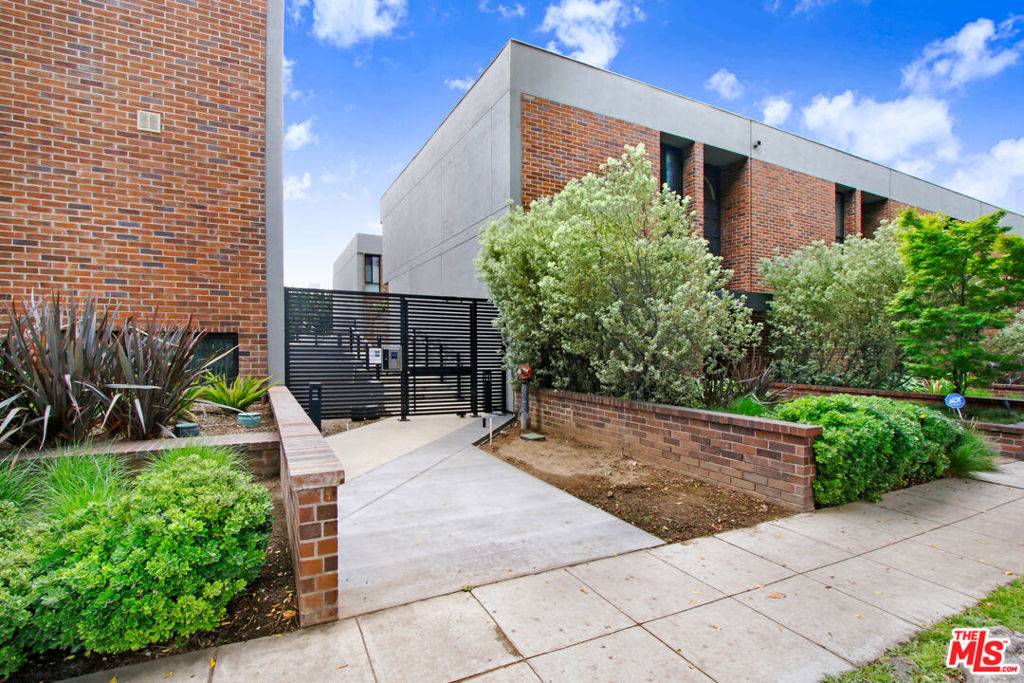 9303 Burton WAY #B, Beverly Hills, CA 90210