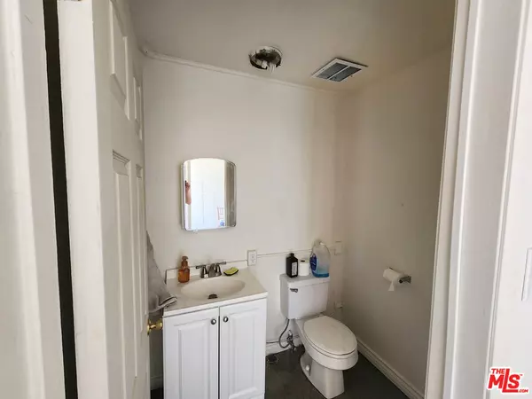 Los Angeles, CA 90004,4416 Beverly BLVD