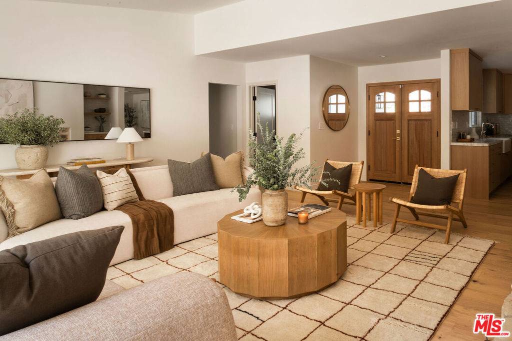 Tarzana, CA 91356,19507 Valdez DR