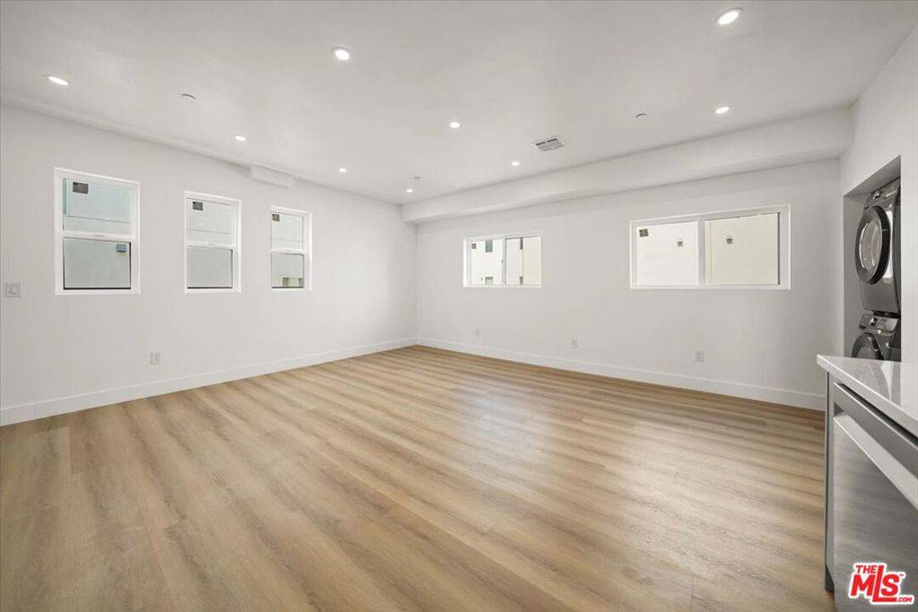 Los Angeles, CA 90038,914 N Hudson AVE