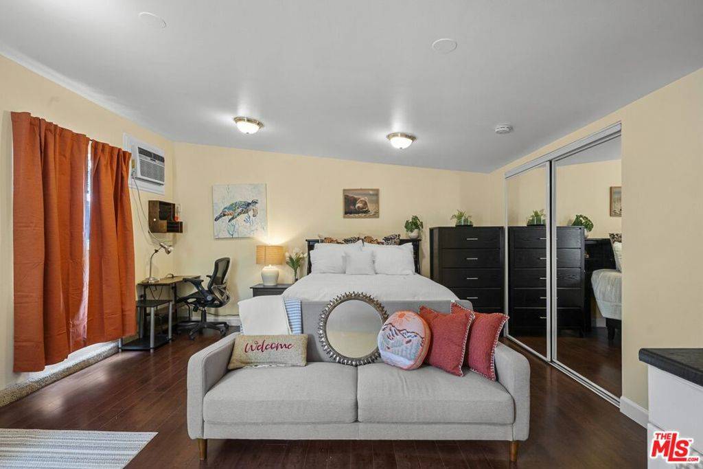 Reseda, CA 91335,7659 Lindley AVE #A