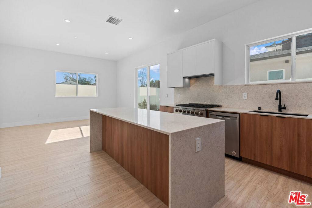Van Nuys, CA 91411,15214 W Holyland Dr