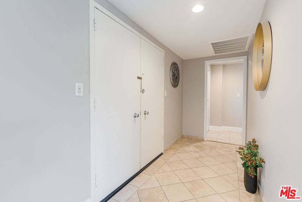 West Hollywood, CA 90069,818 N Doheny DR #501