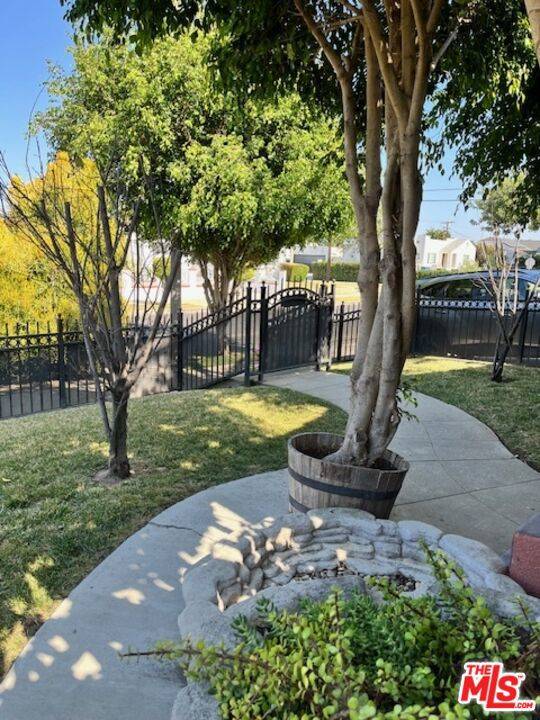 Los Angeles, CA 90043,5851 7th AVE