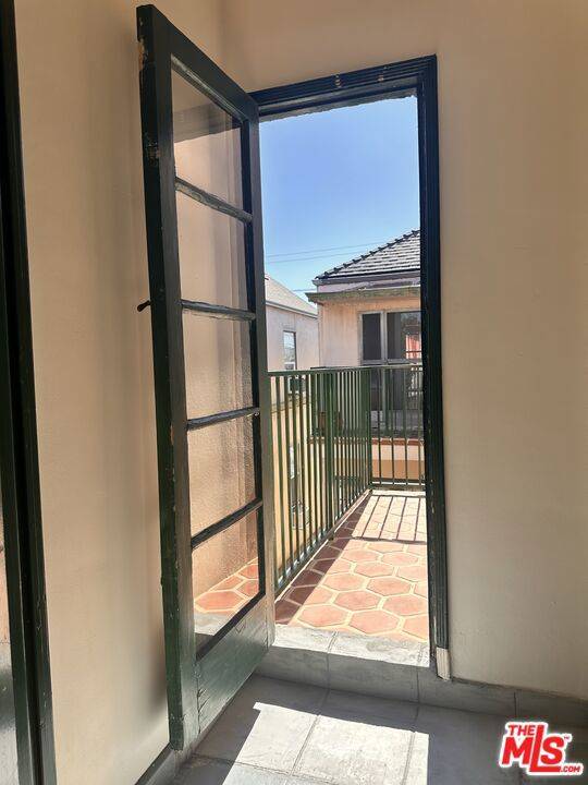 Los Angeles, CA 90036,337 1/2 N Gardner ST