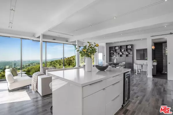 Los Angeles, CA 90046,8506 Magnolia DR