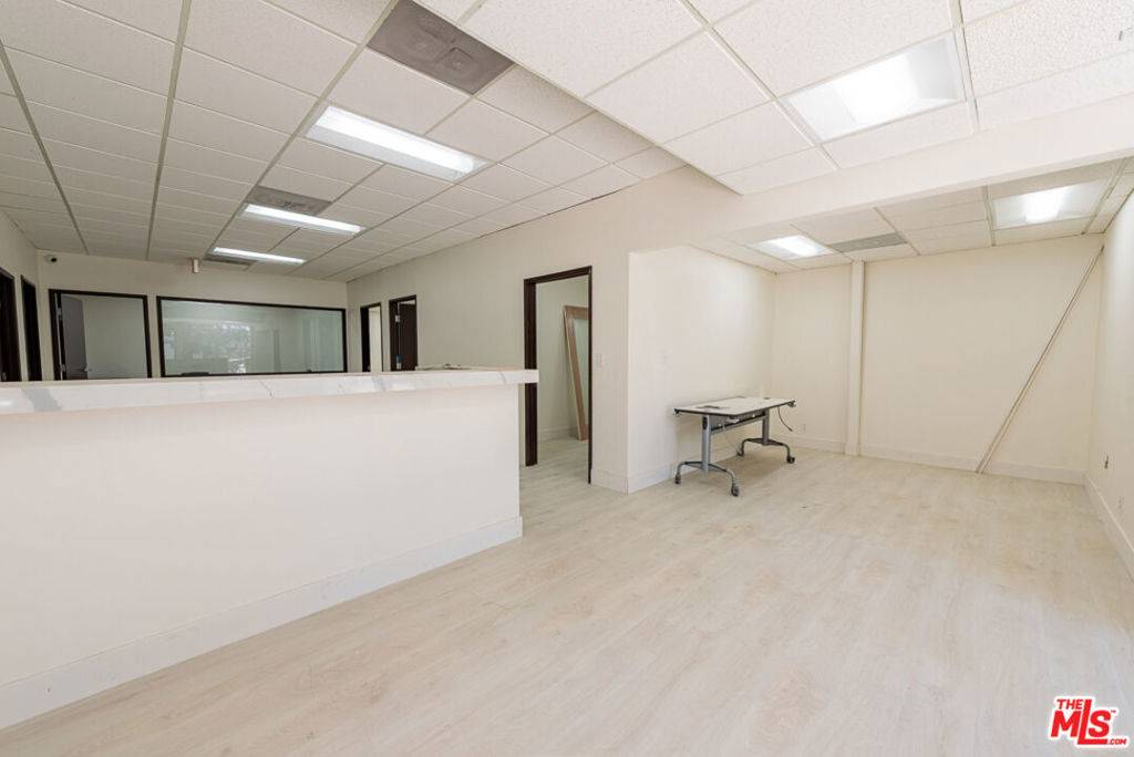 19350 Business Center DR #100, Northridge, CA 91324