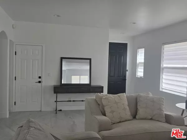 Paramount, CA 90723,8004 Rose ST