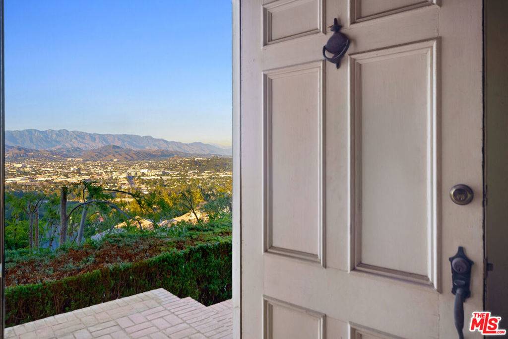 3775 Amesbury RD, Los Angeles, CA 90027