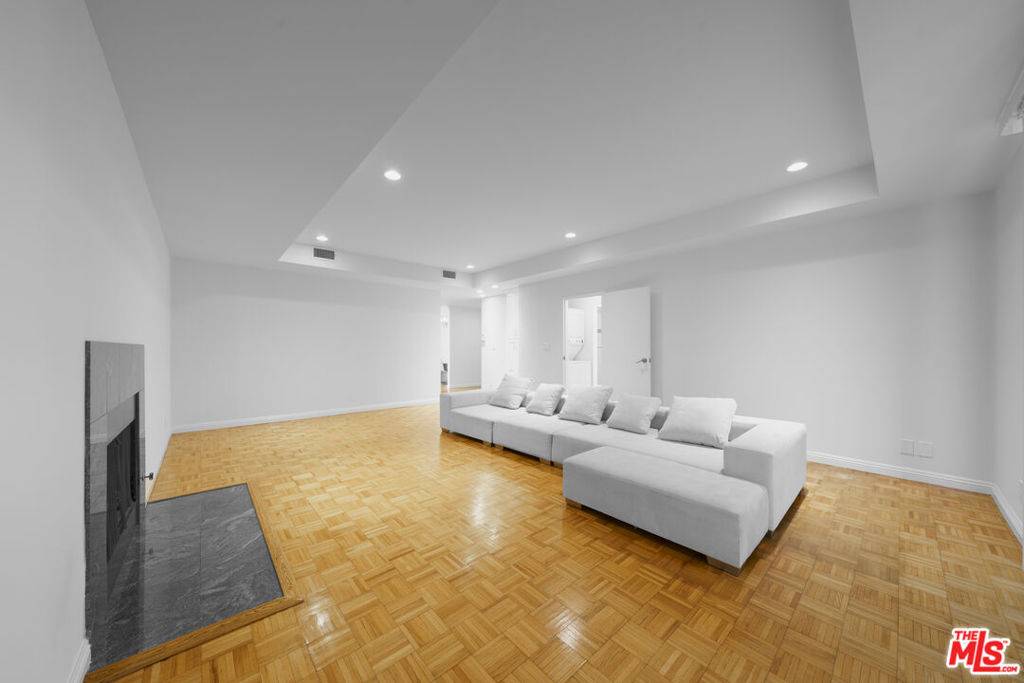 Los Angeles, CA 90046,1601 N Fuller AVE #303