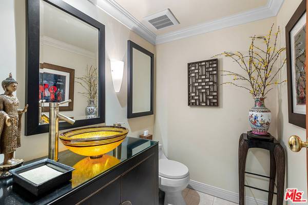 West Hollywood, CA 90069,851 N Kings RD #207