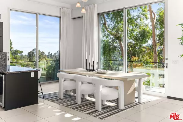 Los Angeles, CA 90049,933 Bluegrass LN