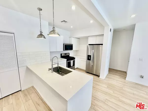 Los Angeles, CA 90036,404 N Gardner