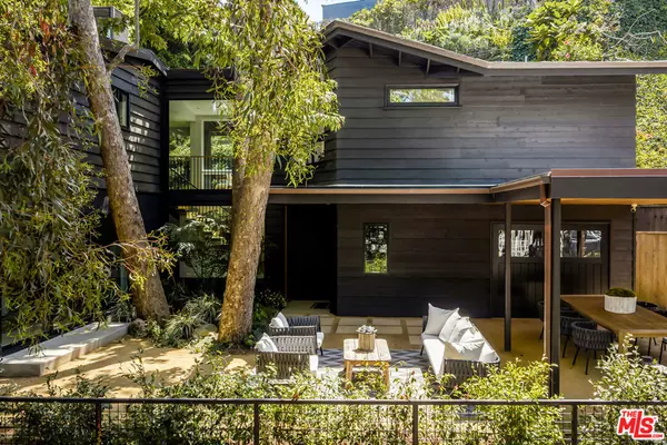 Santa Monica, CA 90402,327 E Rustic RD