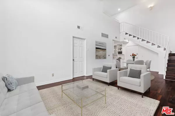 Los Angeles, CA 90004,5051 Rosewood AVE #206