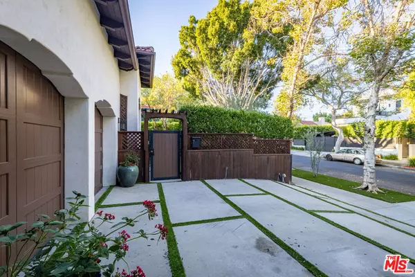 Los Angeles, CA 90046,735 N Stanley AVE
