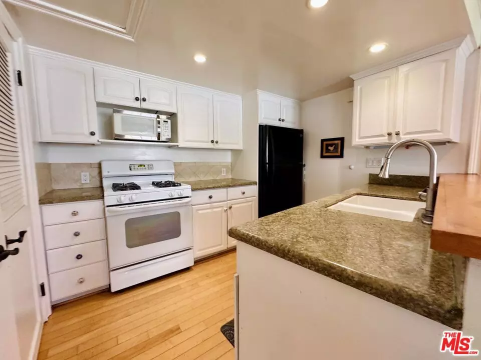 Canoga Park, CA 91303,7025 Glade AVE #5