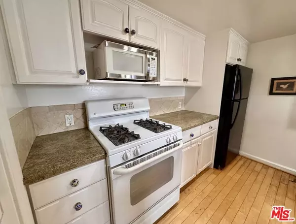 Canoga Park, CA 91303,7025 Glade AVE #5