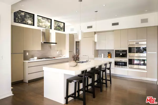 Los Angeles, CA 90069,8540 Hedges WAY
