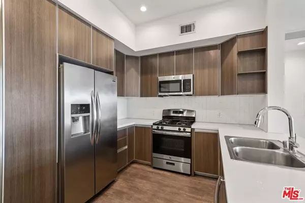 Los Angeles, CA 90038,711 Cole AVE #106