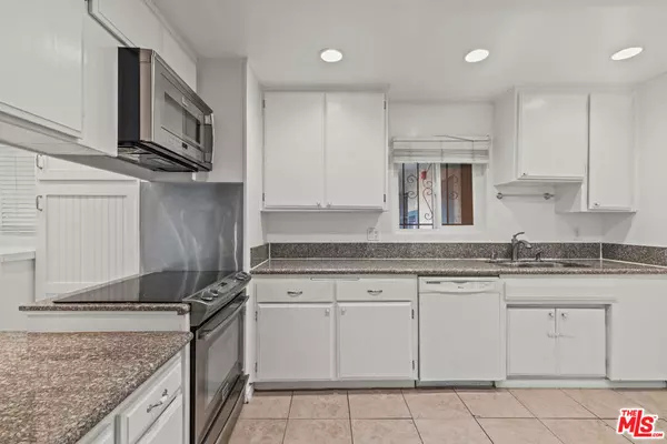 Los Angeles, CA 90039,2354 Fletcher DR #113