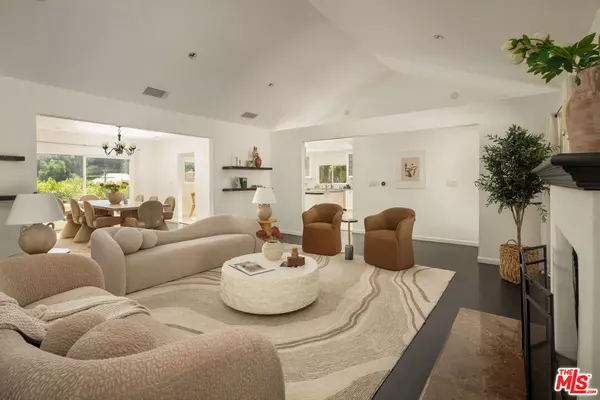 Los Angeles, CA 90069,9146 St Ives DR