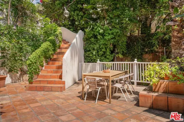 Los Angeles, CA 90069,9146 St Ives DR